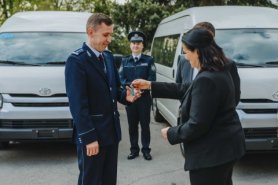 FOTO // Biroul migrație și azil a primit trei microbuze pentru sporirea capacității de intervenție a ofițerilor implicați în criza refugiaților din Ucraina