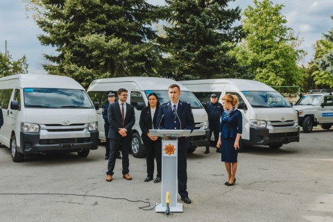 FOTO // Biroul migrație și azil a primit trei microbuze pentru sporirea capacității de intervenție a ofițerilor implicați în criza refugiaților din Ucraina