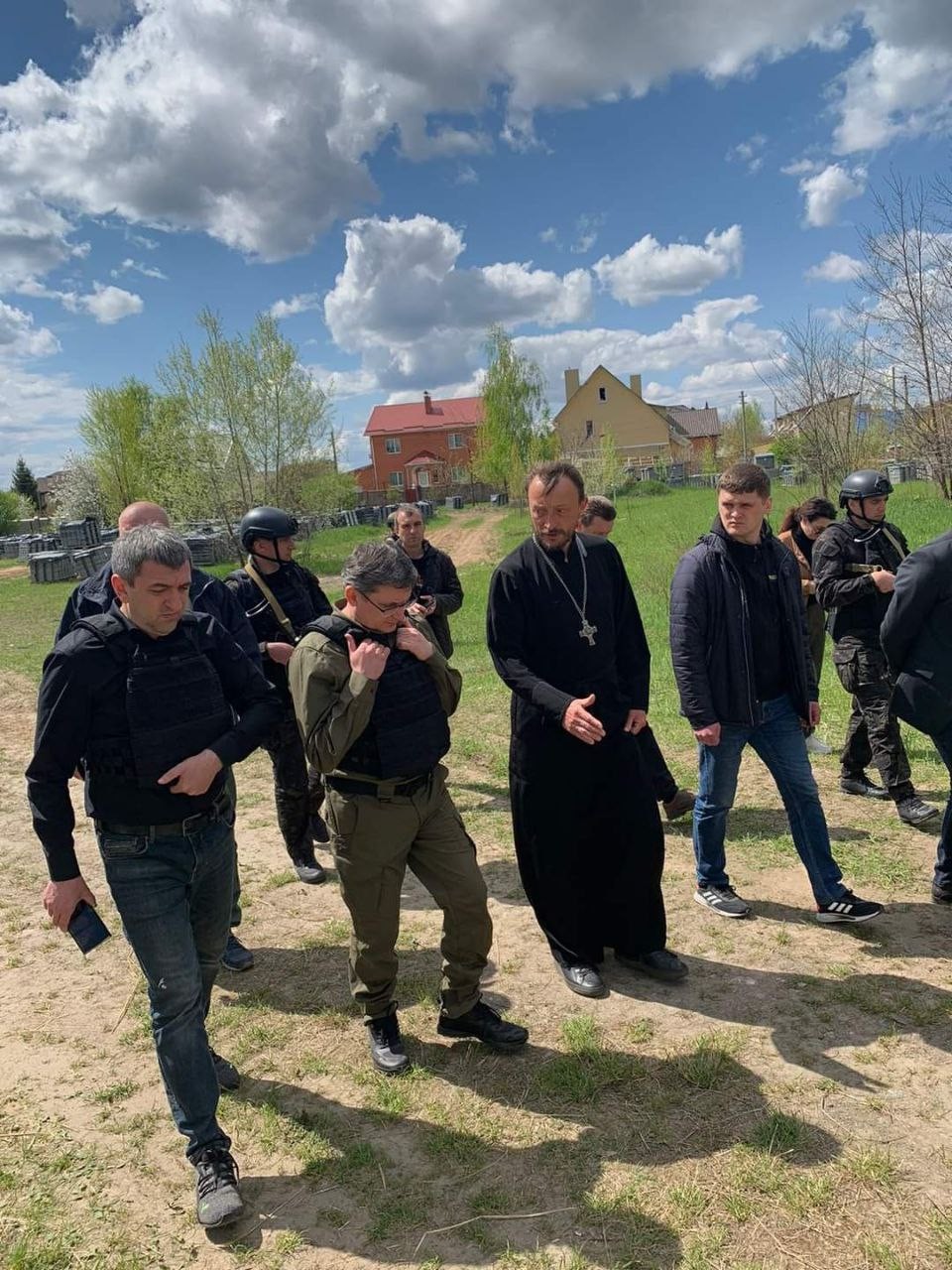 FOTO // Igor Grosu și Lilian Carp întreprind o vizită oficială în Ucraina. Prima locație vizitată a fost Bucha