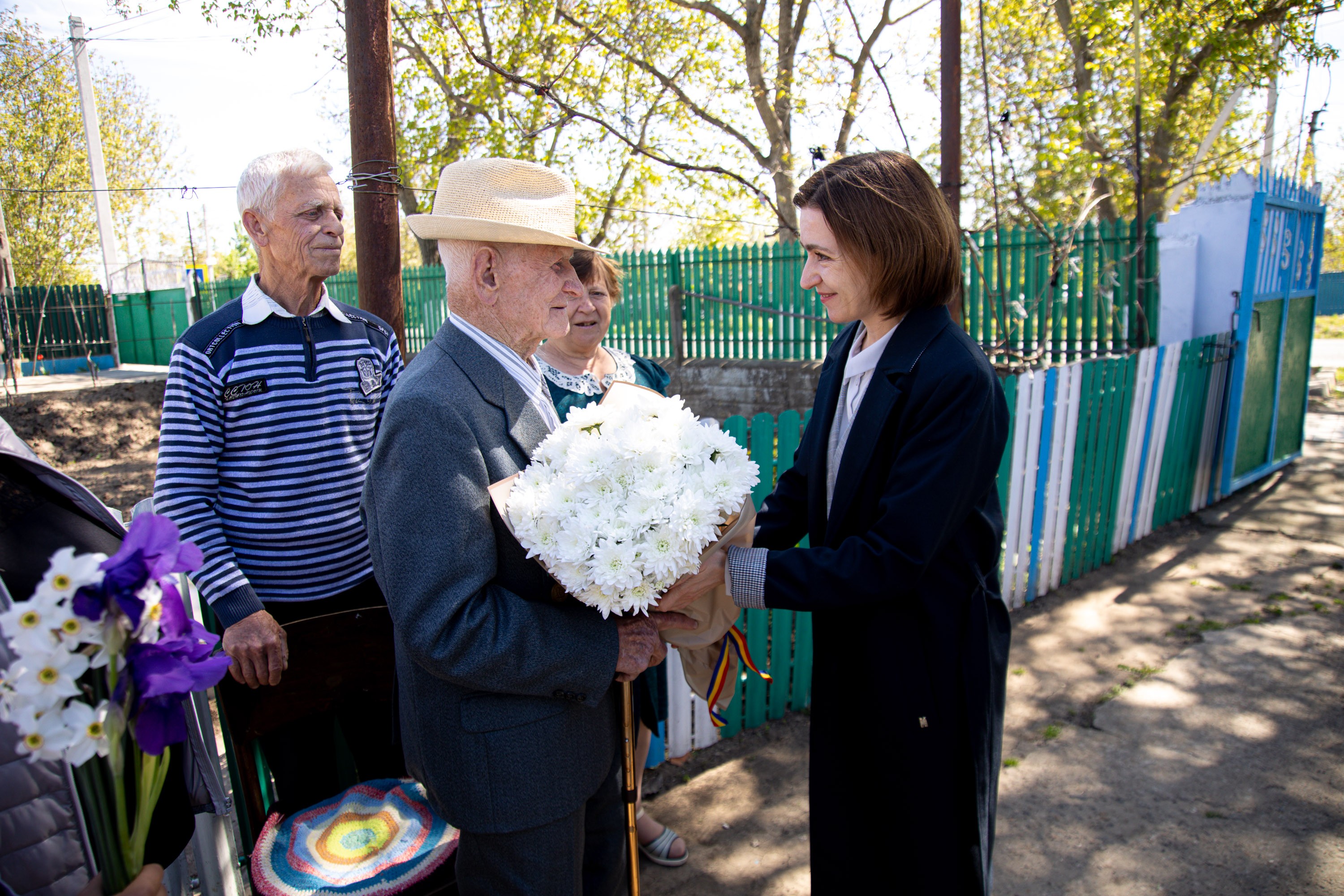 FOTO // În ajun de 9 mai, Maia Sandu l-a vizitat pe veteranul de război Ioil Lupașco din satul Slobozia-Dușca