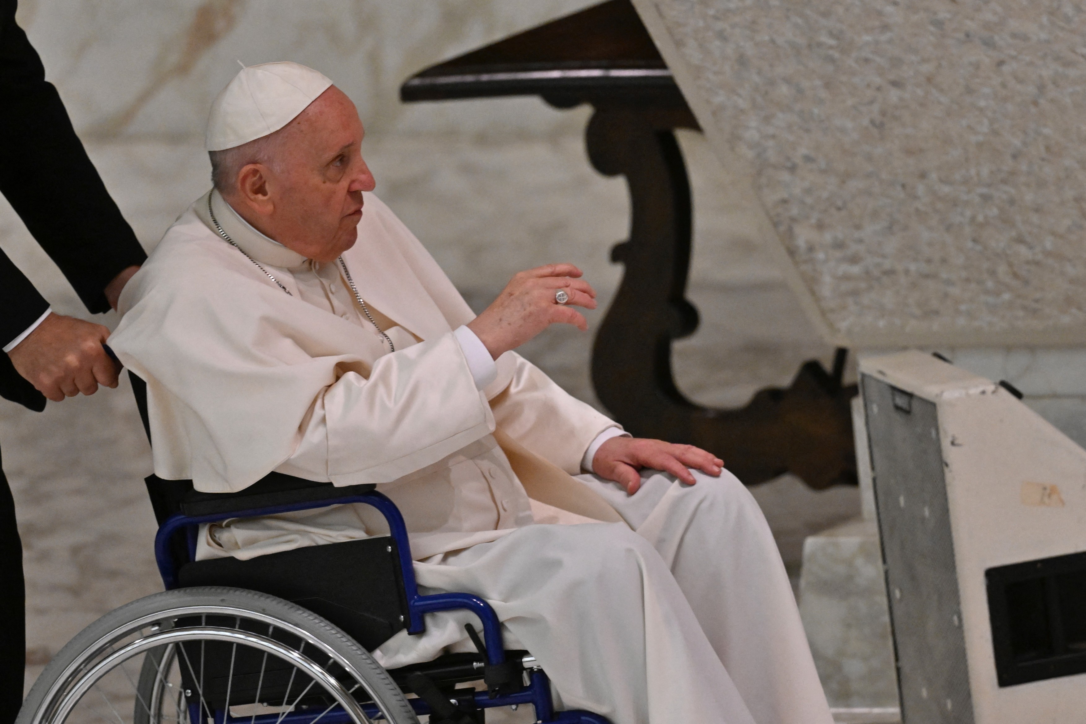 FOTO // Papa Francisc, în scaun cu rotile, pentru prima dată în public