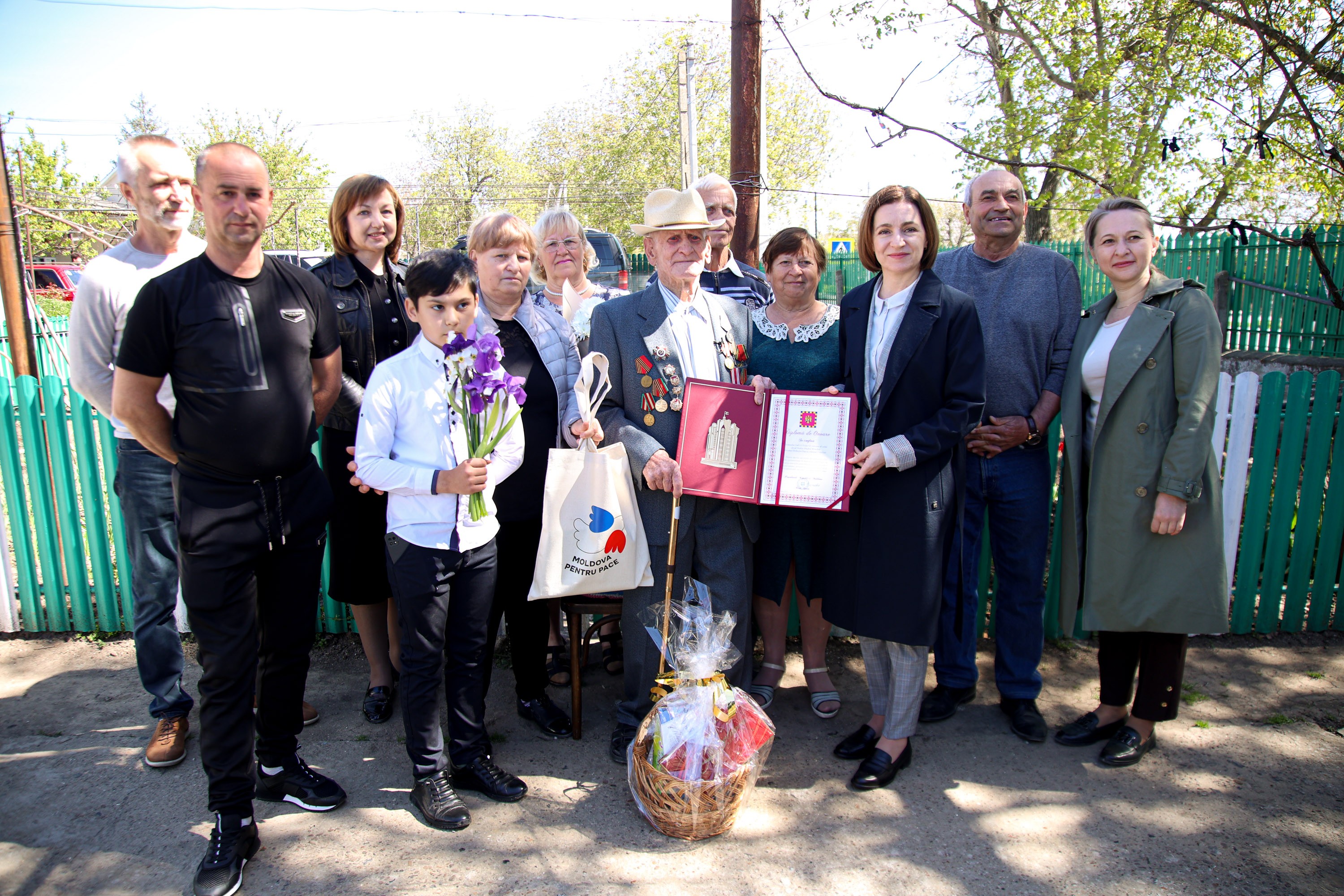FOTO // În ajun de 9 mai, Maia Sandu l-a vizitat pe veteranul de război Ioil Lupașco din satul Slobozia-Dușca