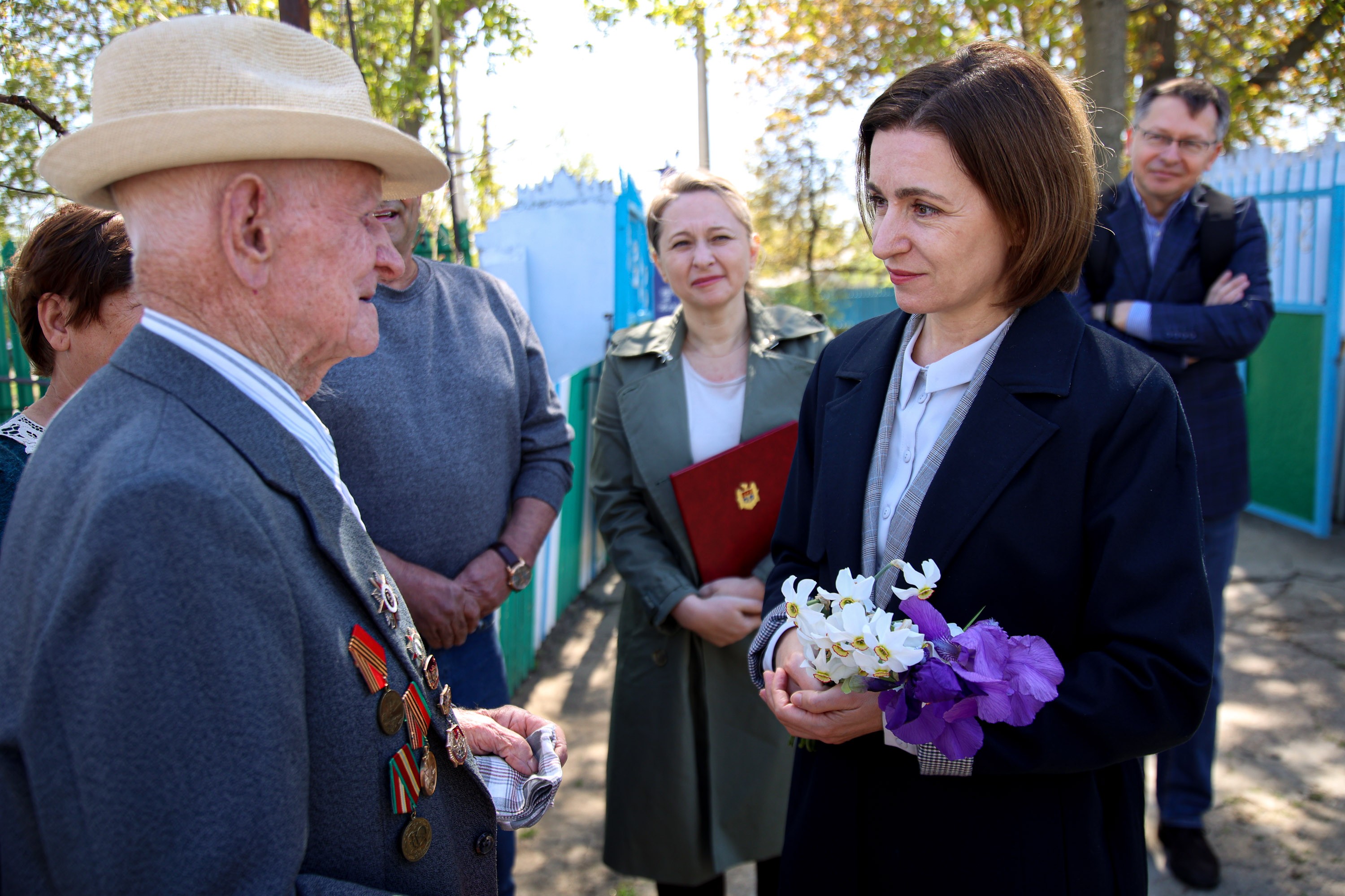FOTO // În ajun de 9 mai, Maia Sandu l-a vizitat pe veteranul de război Ioil Lupașco din satul Slobozia-Dușca