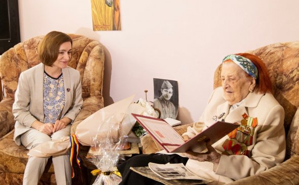 Maia Sandu a vizitat-o pe veterana Evghenia Pancișchina, ultima supraviețuitoare din Moldova a asediului Leningradului