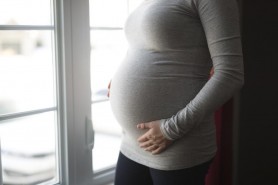 O femeie a fost condamnată la închisoare, după ce a găurit prezervativele ca să rămână gravidă