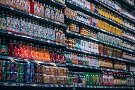 Băutura care provoacă boli cronice și îți „încetinește” creierul. Cât de des o consumi?
