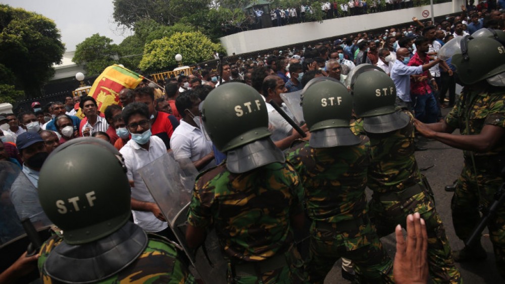 Un parlamentar s-a sinucis după ce a împușcat mortal protestatari care manifestau împotriva guvernului din Sri Lanka