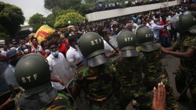 Un parlamentar s-a sinucis după ce a împușcat mortal protestatari care manifestau împotriva guvernului din Sri Lanka