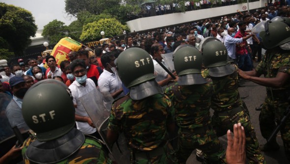 Un parlamentar s-a sinucis după ce a împușcat mortal protestatari care manifestau împotriva guvernului din Sri Lanka