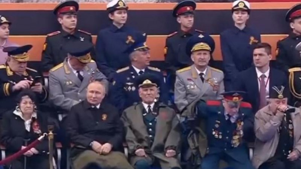 VIDEO // De ce și-a acoperit Putin picioarele la parada de la Moscova? „Nu a arătat deloc bine azi”
