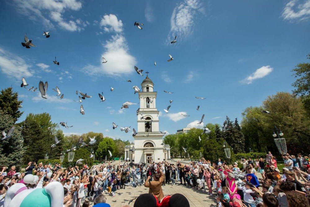 FOTO // Peste 150 de copii au lansat spre cer porumbei, în semn de pace, în cadrul unui eveniment organizat de fracțiunea Partidului „ȘOR”