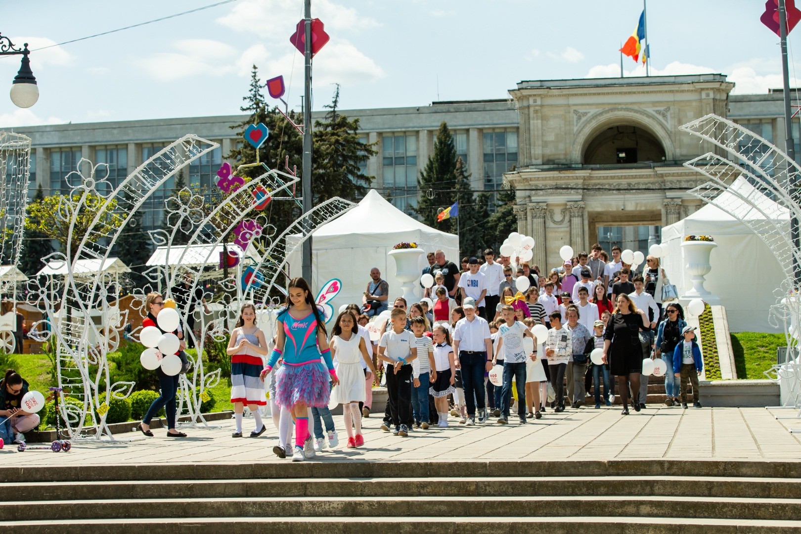 FOTO // Peste 150 de copii au lansat spre cer porumbei, în semn de pace, în cadrul unui eveniment organizat de fracțiunea Partidului „ȘOR”