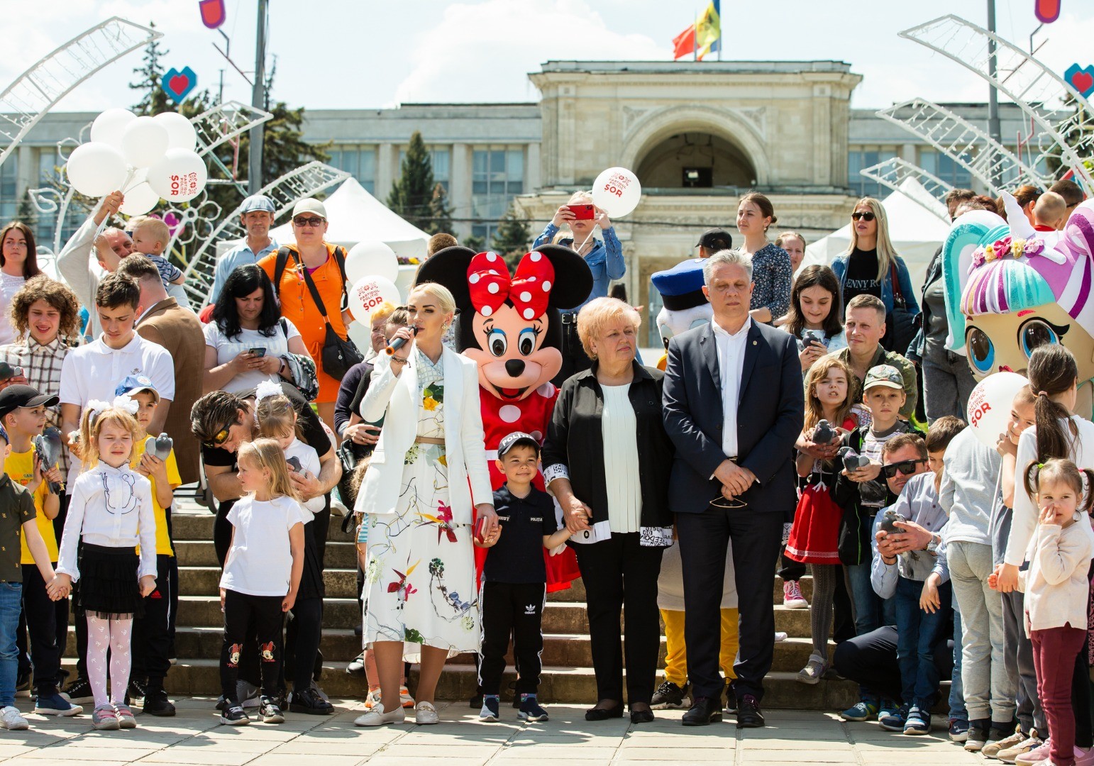 FOTO // Peste 150 de copii au lansat spre cer porumbei, în semn de pace, în cadrul unui eveniment organizat de fracțiunea Partidului „ȘOR”