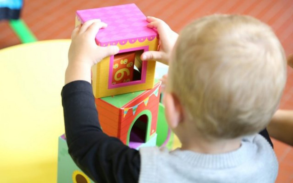 REVOLTĂTOR // A agresat mai mulţi copii lăsaţi în îngrijirea ei. Educătoarea de 44 de ani, de la o creșă din România a fost reținută