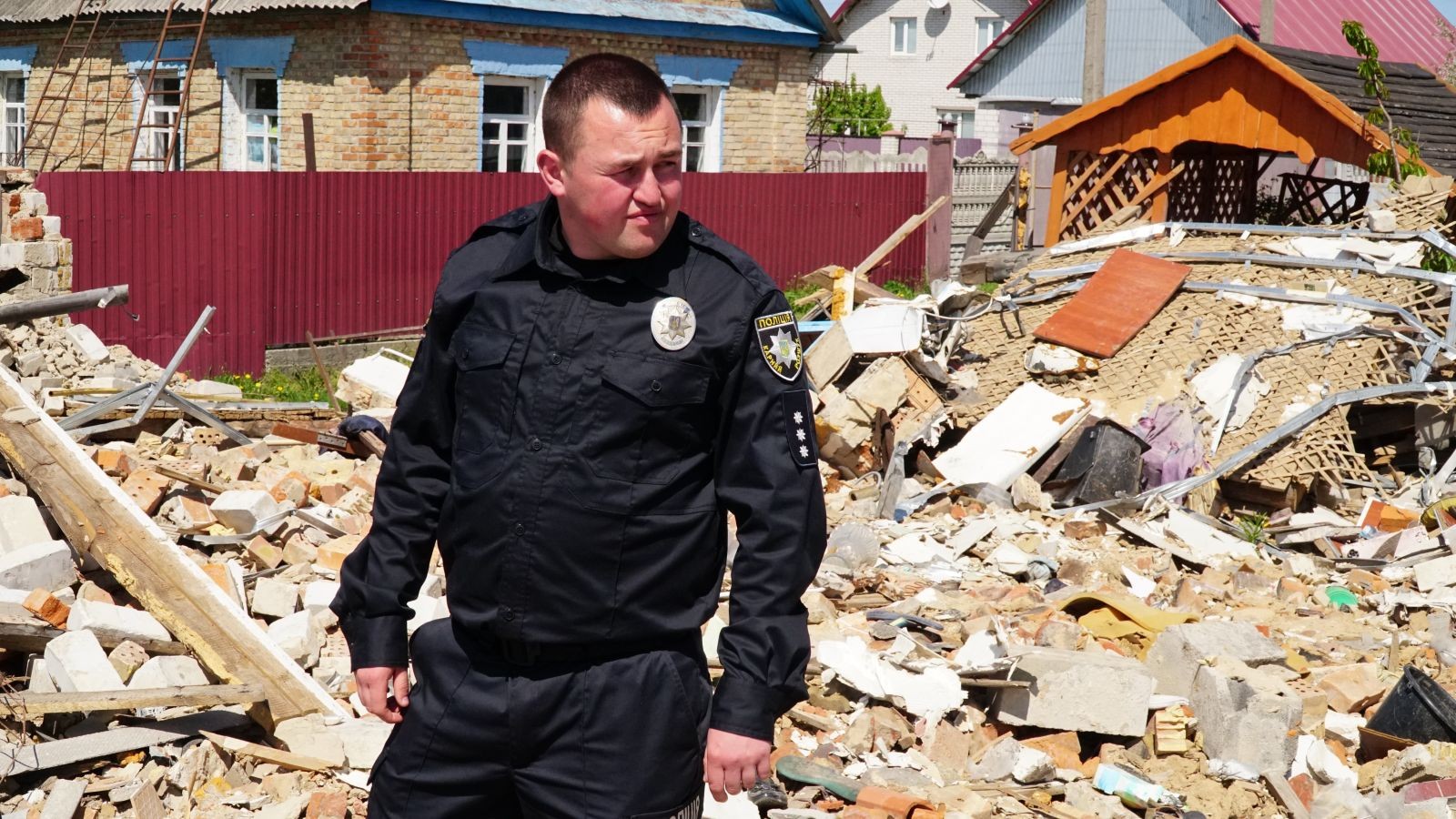 „Mama era moartă lângă frigider, fratele era fără mâini şi picioare”. Rușii au ucis copilul, soţia, părinţii, fratele şi bunica unui polițist din Ucraina