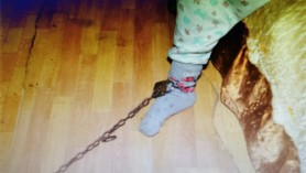 Imagini CUTREMURĂTOARE: Fetiţă de 10 ani ținută captivă de bunica ei. Copila era legată de pat cu un lanţ