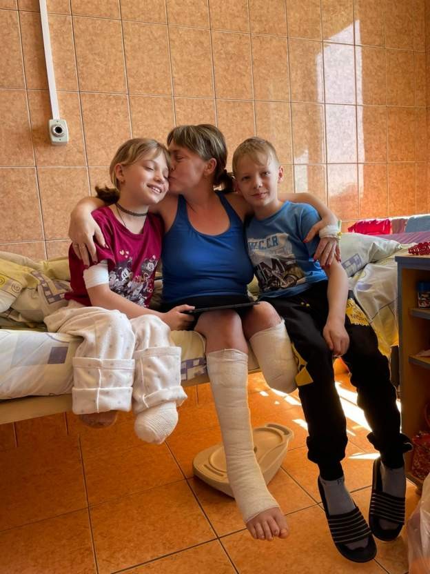 FOTO // Mama și fiica și-au pierdut picioarele într-un bombardament rus. De ele are grijă acum geamănul rămas teafăr
