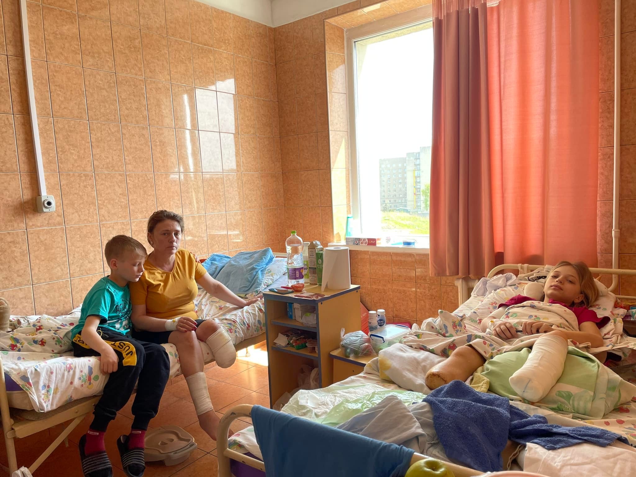FOTO // Mama și fiica și-au pierdut picioarele într-un bombardament rus. De ele are grijă acum geamănul rămas teafăr