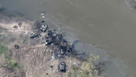 FOTO // Imaginile dezastrului: Ruşii au suferit pierderi grele după trei încercări eşuate de forţare a unui râu strategic în Donbas