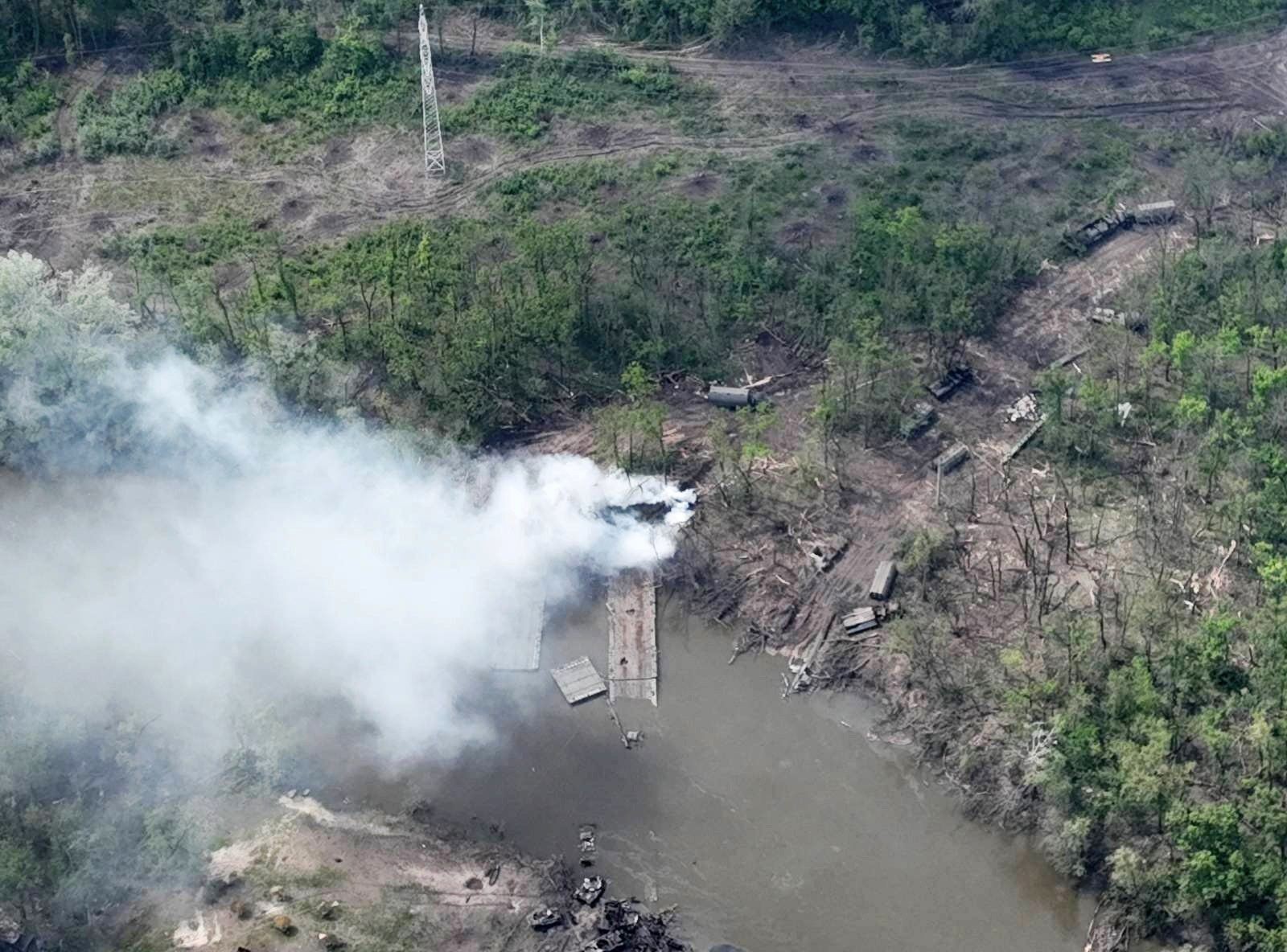 FOTO // Imaginile dezastrului: Ruşii au suferit pierderi grele după trei încercări eşuate de forţare a unui râu strategic în Donbas