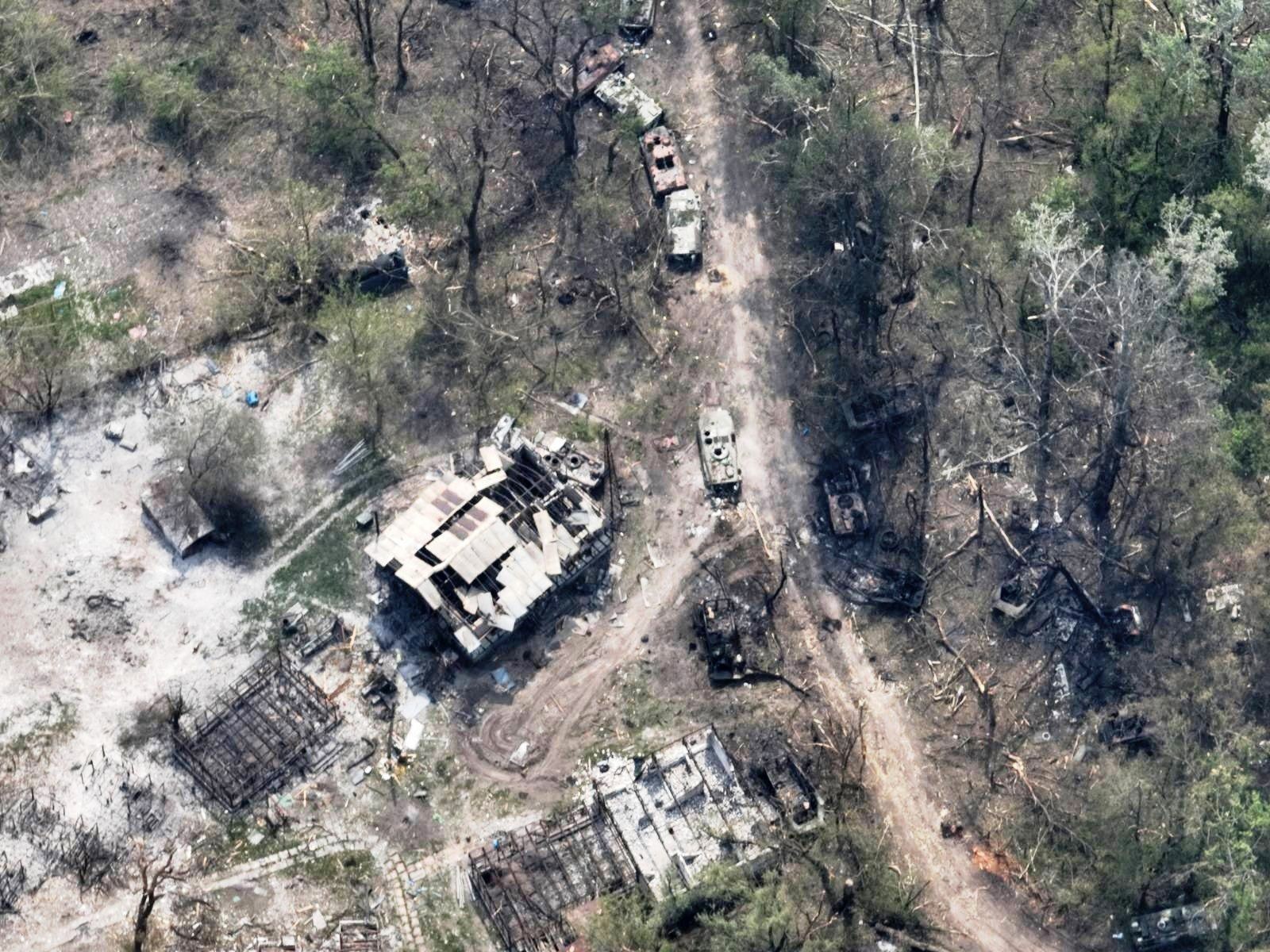 FOTO // Imaginile dezastrului: Ruşii au suferit pierderi grele după trei încercări eşuate de forţare a unui râu strategic în Donbas