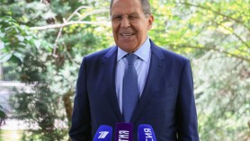 VIDEO // Serghei Lavrov îi trimite pe jurnaliști să vorbească cu papagalii