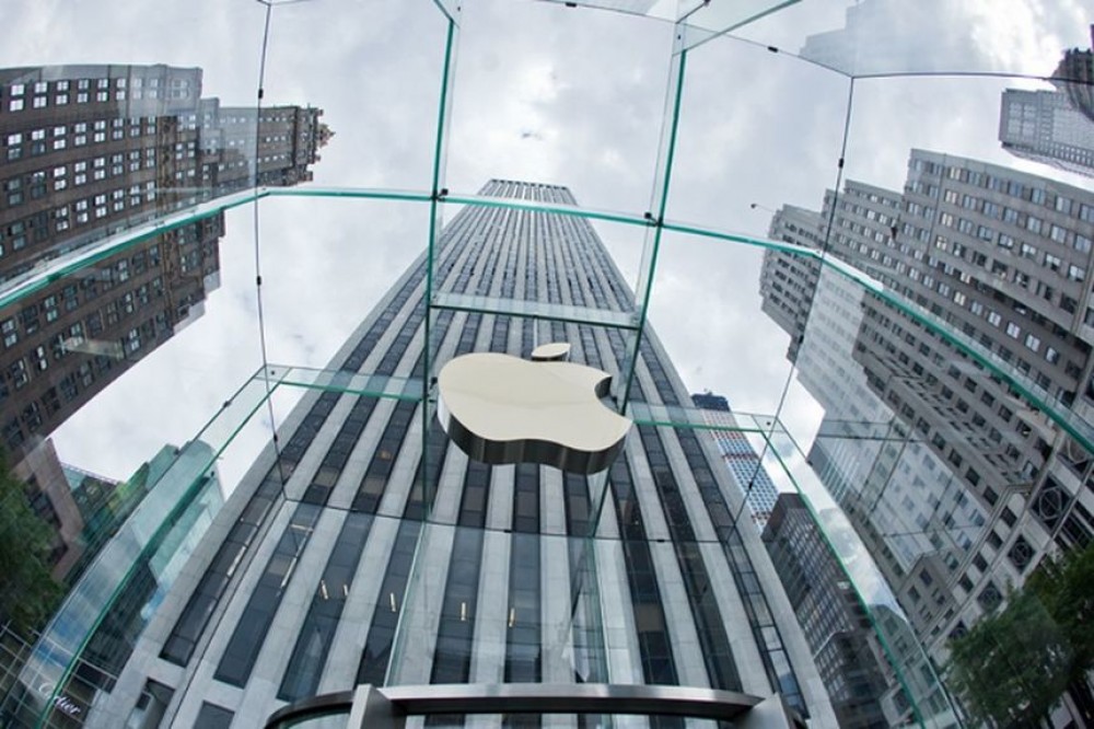 Apple testează primele dispozitive pliabile. Ce tehnologie implimentează