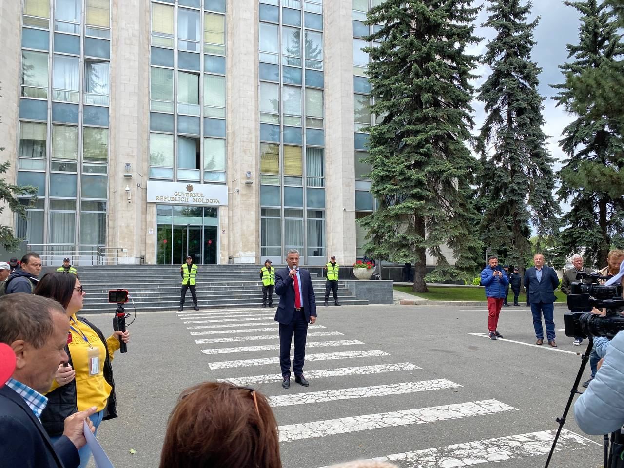 FOTO // Deputații Partidului „ȘOR” și ai PCRM au cerut demisia Guvernului: „Am așteptat vremurile bune, dar au venit cele mai grele și amărâte”
