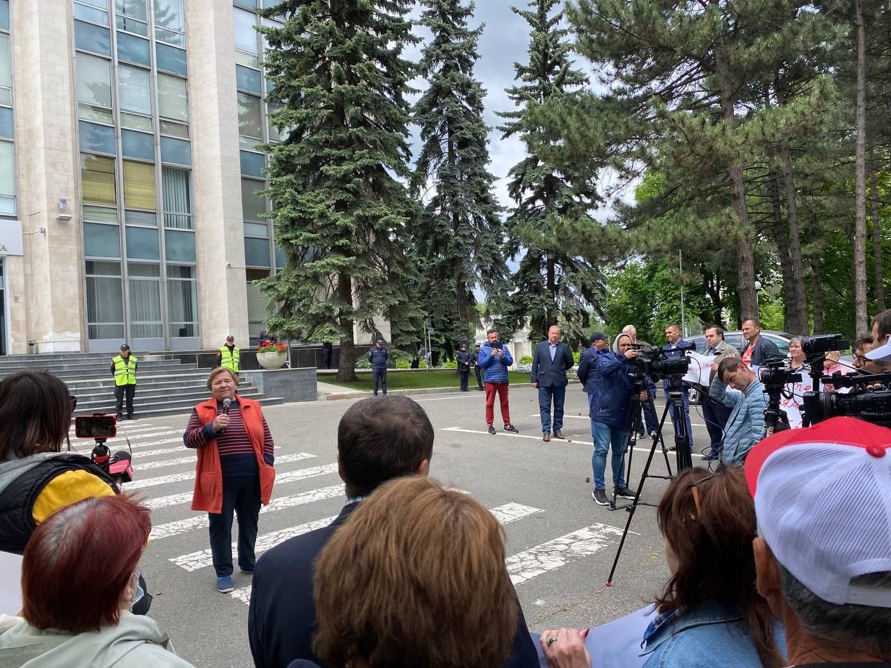 FOTO // Deputații Partidului „ȘOR” și ai PCRM au cerut demisia Guvernului: „Am așteptat vremurile bune, dar au venit cele mai grele și amărâte”