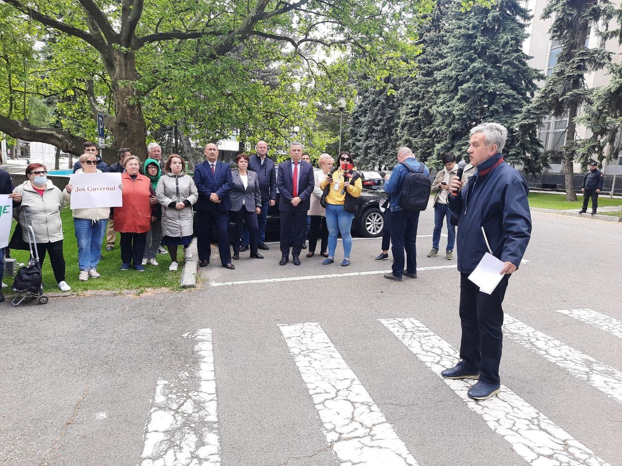 FOTO // Deputații Partidului „ȘOR” și ai PCRM au cerut demisia Guvernului: „Am așteptat vremurile bune, dar au venit cele mai grele și amărâte”