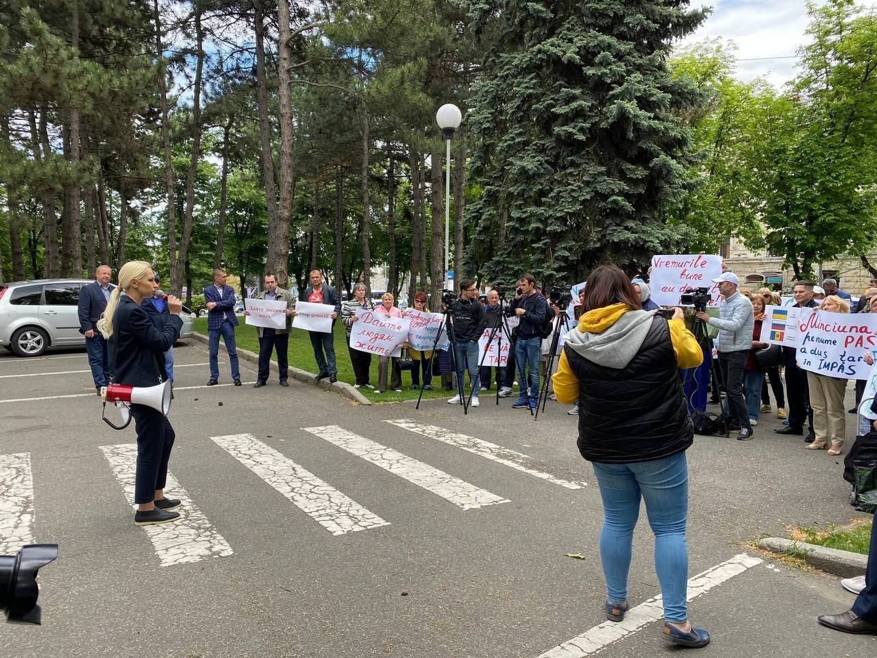 FOTO // Deputații Partidului „ȘOR” și ai PCRM au cerut demisia Guvernului: „Am așteptat vremurile bune, dar au venit cele mai grele și amărâte”