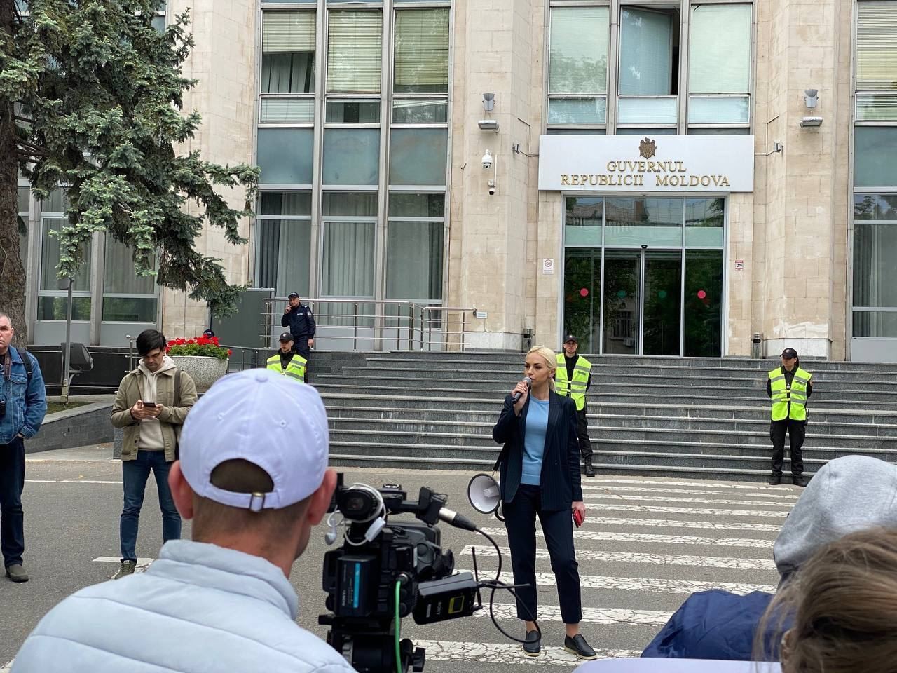 FOTO // Deputații Partidului „ȘOR” și ai PCRM au cerut demisia Guvernului: „Am așteptat vremurile bune, dar au venit cele mai grele și amărâte”