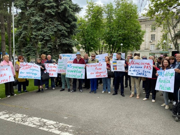 FOTO // Deputații Partidului „ȘOR” și ai PCRM au cerut demisia Guvernului: „Am așteptat vremurile bune, dar au venit cele mai grele și amărâte”