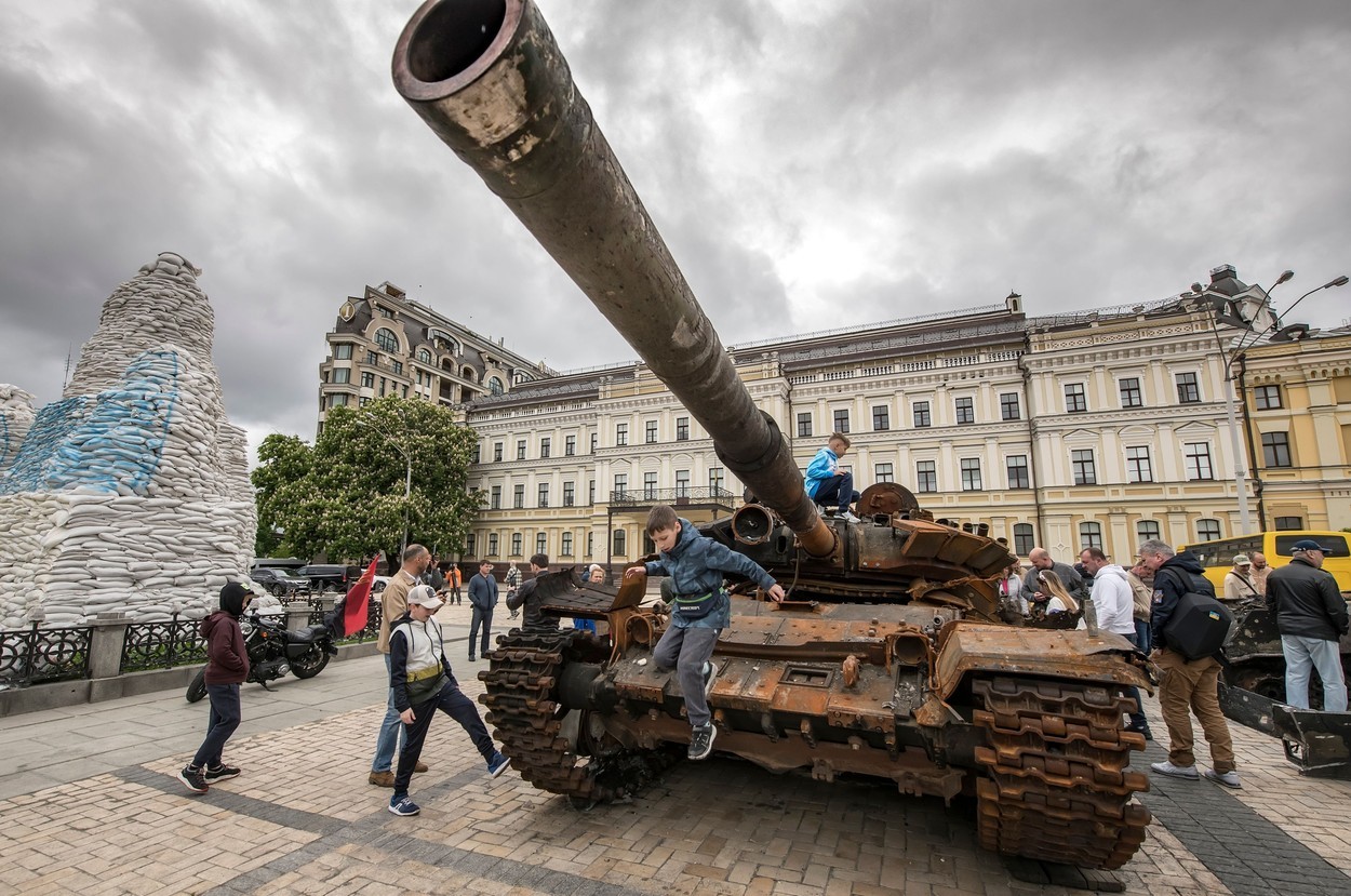 FOTO // Tancurile lui Putin stau pe străzile din Kiev, însă nu cum și-a imaginat liderul de la Kremlin