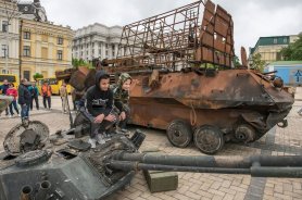 FOTO // Tancurile lui Putin stau pe străzile din Kiev, însă nu cum și-a imaginat liderul de la Kremlin