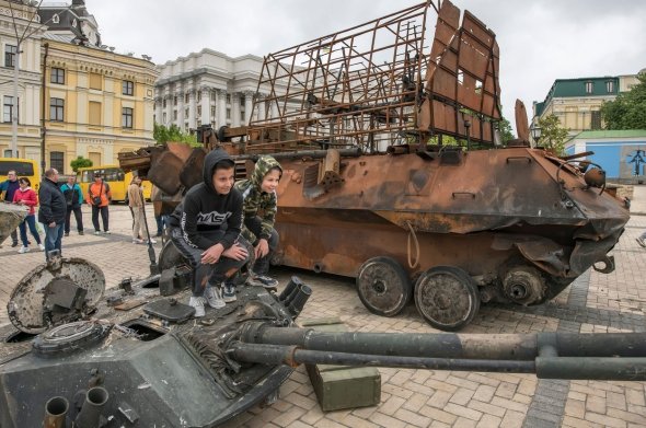FOTO // Tancurile lui Putin stau pe străzile din Kiev, însă nu cum și-a imaginat liderul de la Kremlin