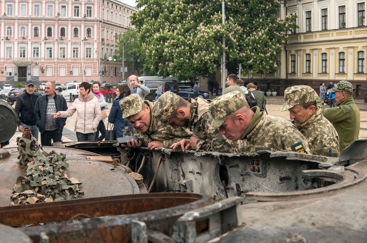 FOTO // Tancurile lui Putin stau pe străzile din Kiev, însă nu cum și-a imaginat liderul de la Kremlin