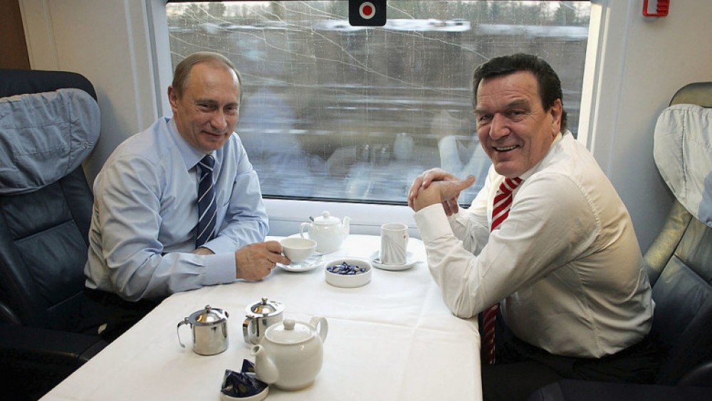 Fostul cancelar german Gerhard Schröder, apropiat al lui Vladimir Putin, se retrage din conducerea Gazprom