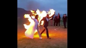 VIDEO // Doi miri și-au dat foc în timp ce se îndreptau spre altar pentru a se căsători