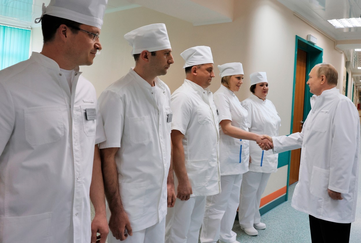 FOTO/VIDEO: Putin a vizitat un spital cu soldați răniți în Ucraina. Militarii în cârje au stat drepți în fața lui