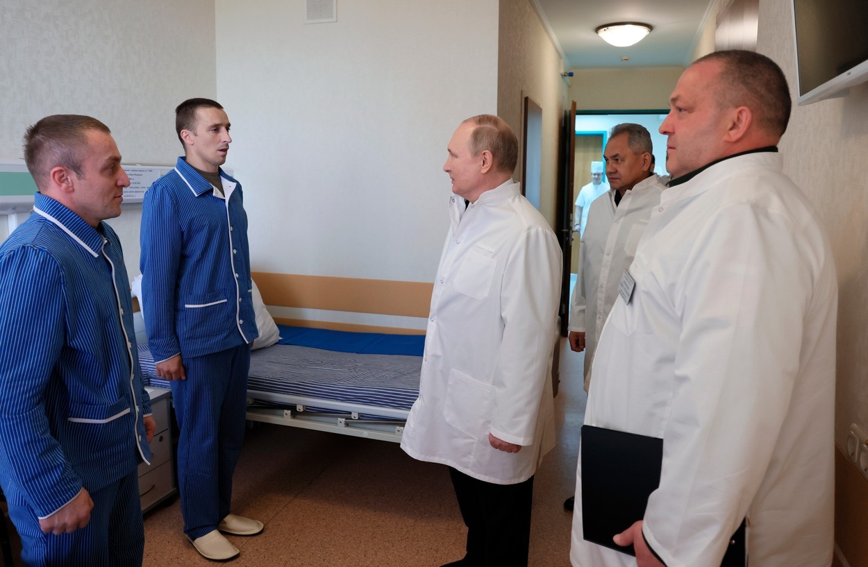 FOTO/VIDEO: Putin a vizitat un spital cu soldați răniți în Ucraina. Militarii în cârje au stat drepți în fața lui