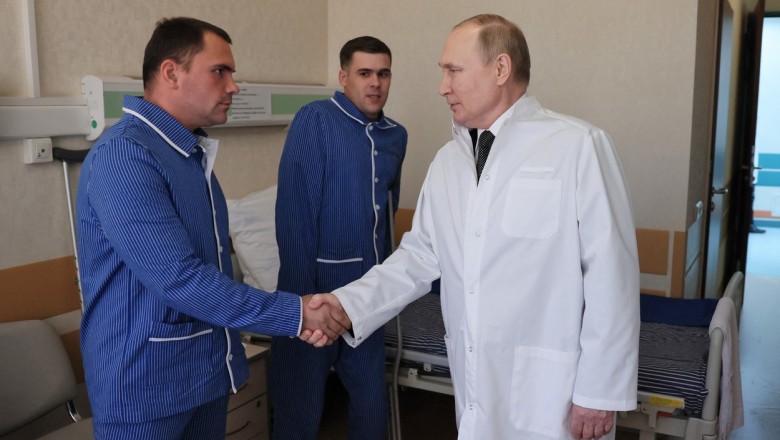 FOTO/VIDEO: Putin a vizitat un spital cu soldați răniți în Ucraina. Militarii în cârje au stat drepți în fața lui