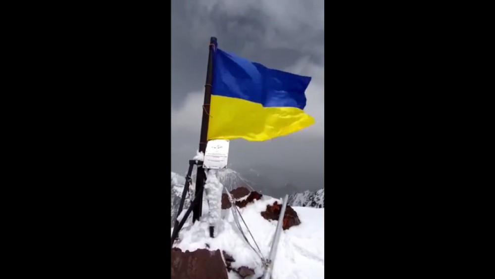 Vârful „Putin” din Kârgâzstan a fost „vandalizat”: Un alpinist a înfipt steagul Ucrainei