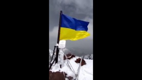 Vârful „Putin” din Kârgâzstan a fost „vandalizat”: Un alpinist a înfipt steagul Ucrainei