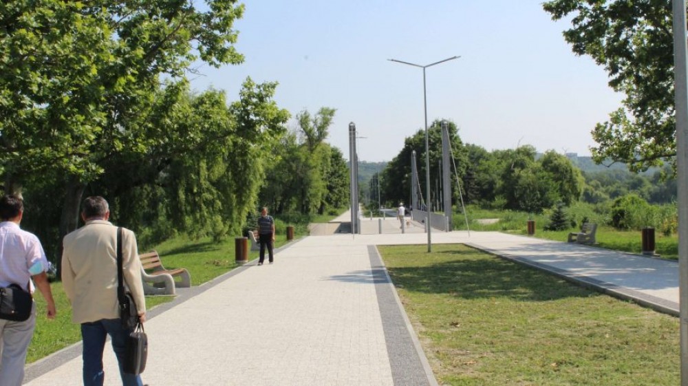 FOTO // REVOLTĂTOR! O bancă VANDALIZATĂ din Parcul „La Izvor” din Chișinău