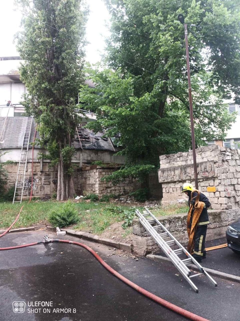 BREAKING NEWS // Incediu PUTERNIC în centrul Capitalei. Nor de fum se ridică din ruinile fostului hotel Național