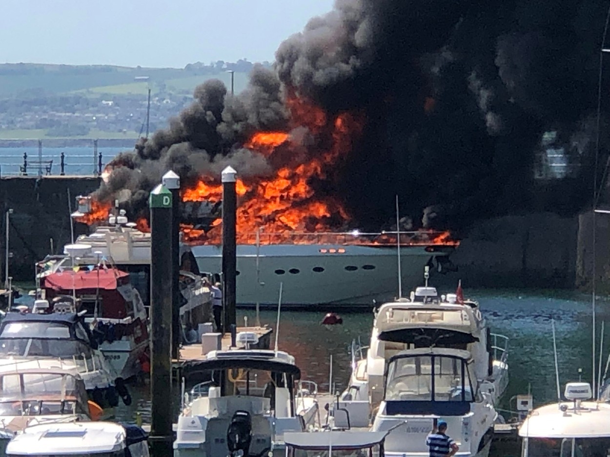 Super-iaht de 6 milioane de lire, mistuit de flăcări într-un port din Anglia: „A fost un adevărat spectacol”