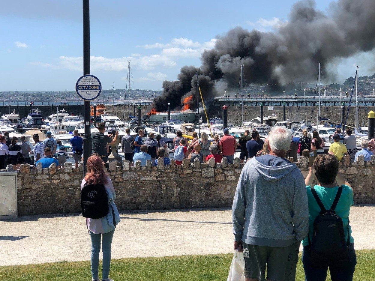 Super-iaht de 6 milioane de lire, mistuit de flăcări într-un port din Anglia: „A fost un adevărat spectacol”