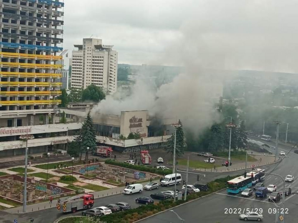 BREAKING NEWS // Incediu PUTERNIC în centrul Capitalei. Nor de fum se ridică din ruinile fostului hotel Național