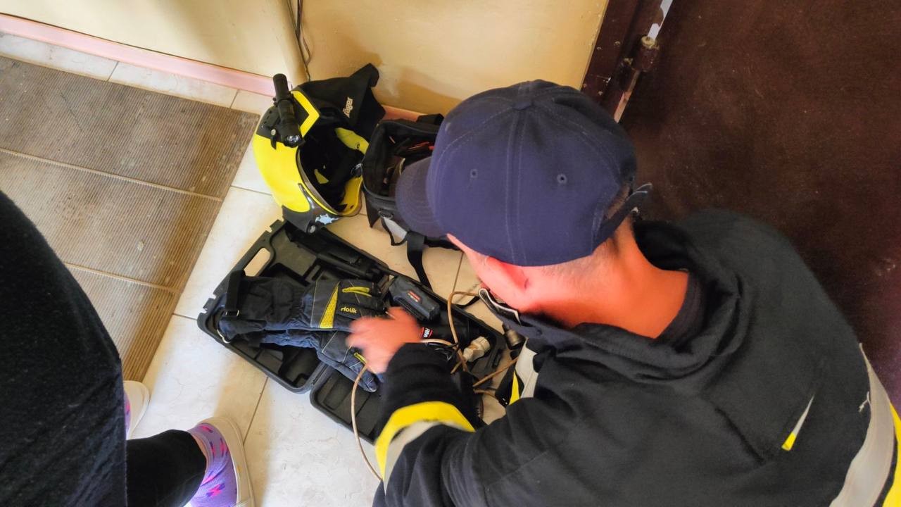 FOTO // O fetiță de trei ani a rămas blocată în casă după ce mama sa a plecat la piață. A fost nevoie de salvatori